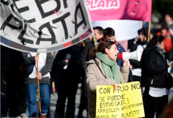 Frazadazo en La Plata: estudiantes marcharon por la falta de calefacción en las escuelas