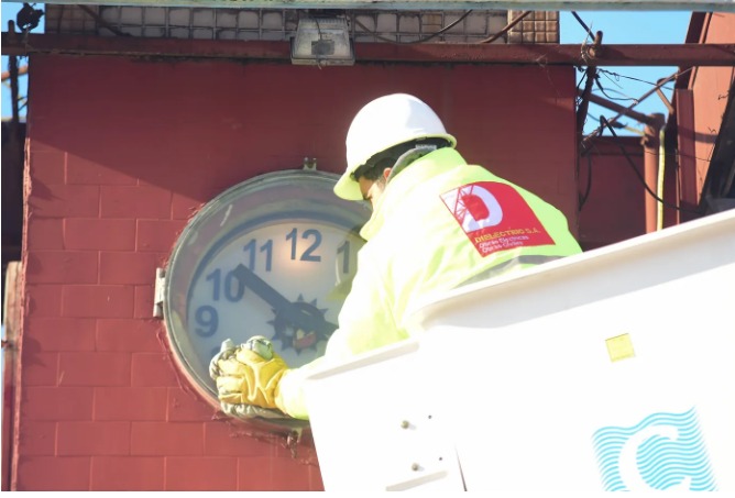 El emblemático reloj de Los Hornos volvió a funcionar tras su restauración