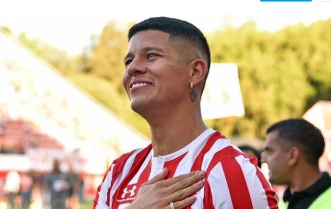 La imagen de Marcos Rojo con una sonrisa y corazones para Estudiantes