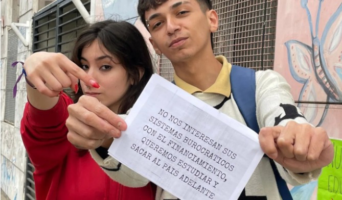 Estudiantes del Albert Thomas y la Técnica N° 5 reclamaron en La Plata por falta de calefacción