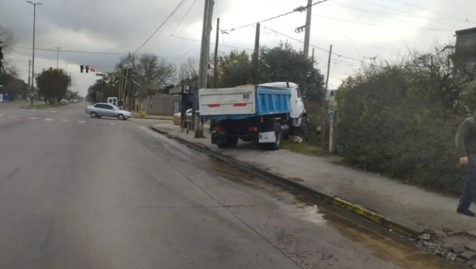 Un camión chocó una cabina de gas en La Plata y generó una fuga en avenida 520