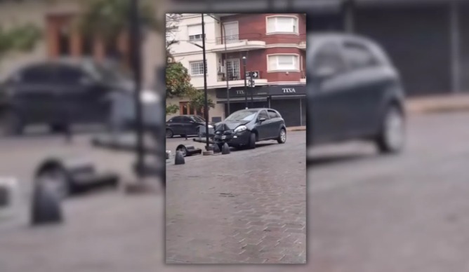 En pleno centro de La Plata, un automovilista chocó contra un semáforo y lo derribó