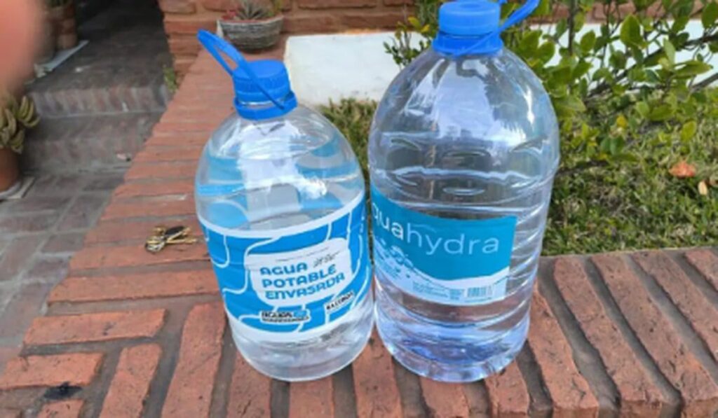 El martirio del agua en La Plata: quejas contra ABSA por la entrega de bidones más chicos