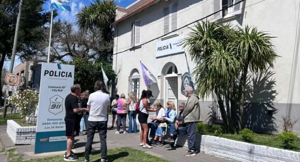 Vecinos de Savoia marcharon a la comisaría de City Bell y reclamaron más seguridad - Diario Gran La Plata