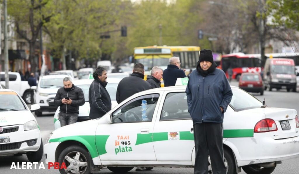 Taxistas y conductores de aplicaciones de La Plata llegaron a una tregua tras el cruce en la Municipalidad