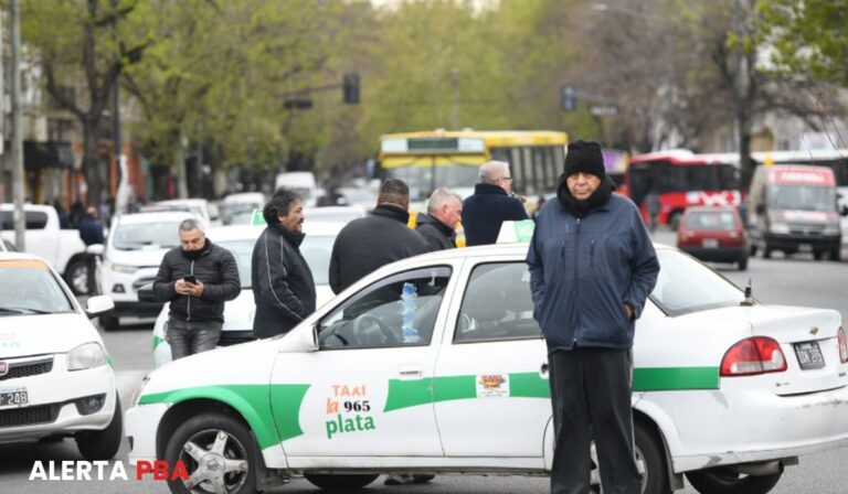 Taxistas y conductores de aplicaciones de La Plata llegaron a una tregua tras el cruce en la Municipalidad