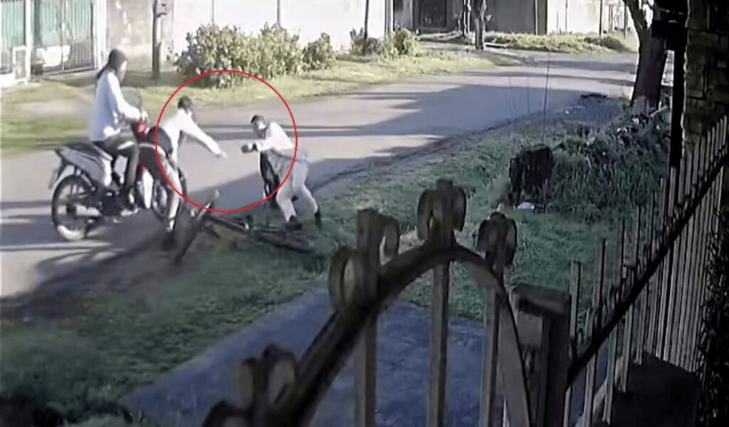 Detuvieron en Los Hornos al adolescente acusado de balear a un joven para robarle la bicicleta - Diario Gran La ...