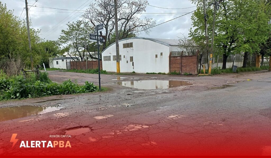 Colonia Urquiza: vecinos denuncian que las calles 492 y 186 están intransitables y complican el paso de los cole...