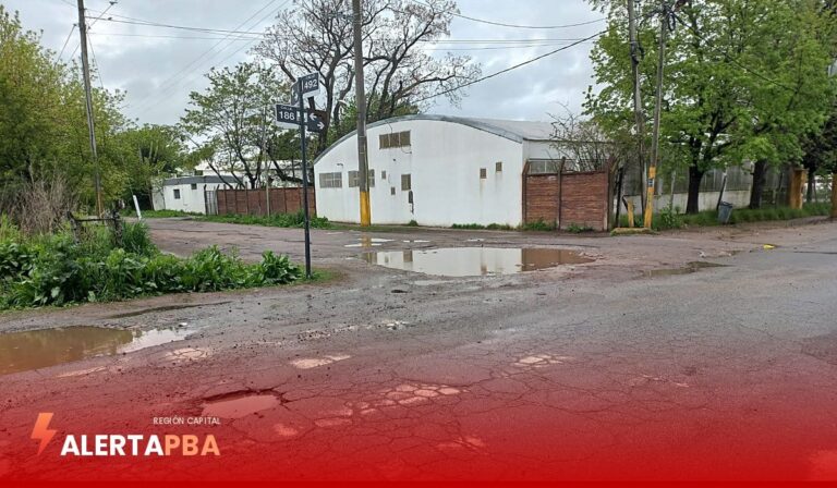 Colonia Urquiza: vecinos denuncian que las calles 492 y 186 están intransitables y complican el paso de los cole...